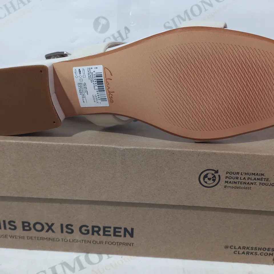 BOXED PAIR OF CLARKS SEREN 25 STRAP LEATHER SANDALS IN WHITE UK SIZE 6.5