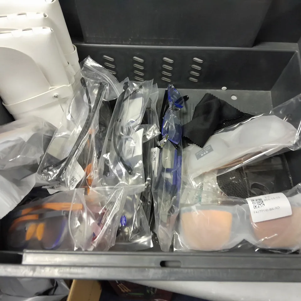 LOT OF ASSORTED GLASSES TO INCLUDE VARIOUS READING GLASSES