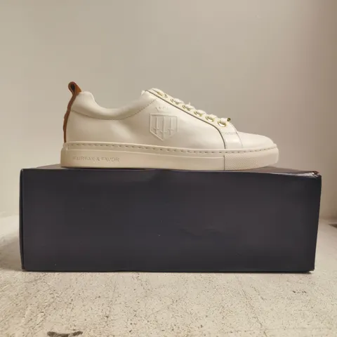 BOXED PAIR OF FAIRFAX & FAVOR WOMENS FINCHLEY TRAINERS IN WHITE LEATHER SIZE UK 5