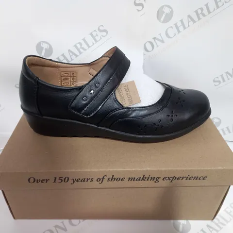 BOXED PAIR OF CUSHION WALK IN BLACK SIZE 6