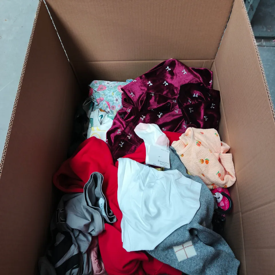 APPROXIMATELY 25  ASSORTED KIDS CLOTHING ITEMS IN VARIOUS STYLES, SIZES & COLOURS 