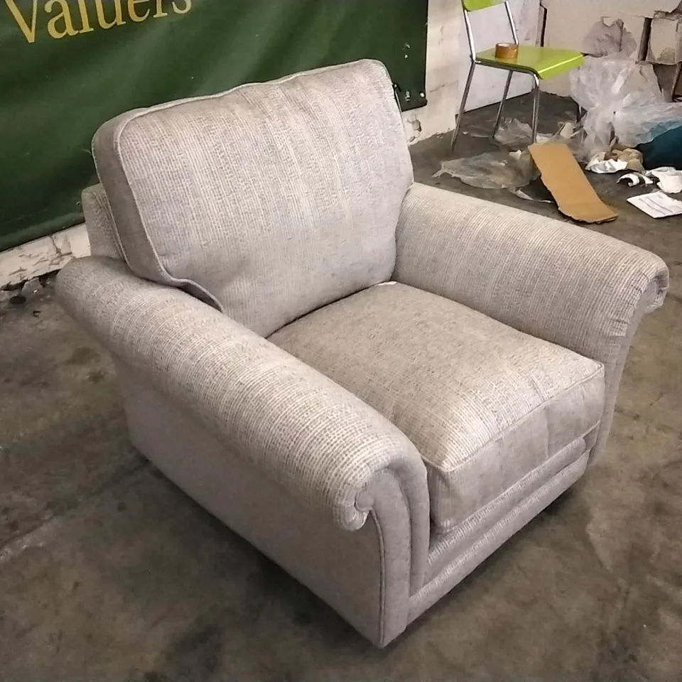 QUALITY DESIGNER PARKER KNOLL ARMCHAIR IN SILVER PATTERNED FABRIC