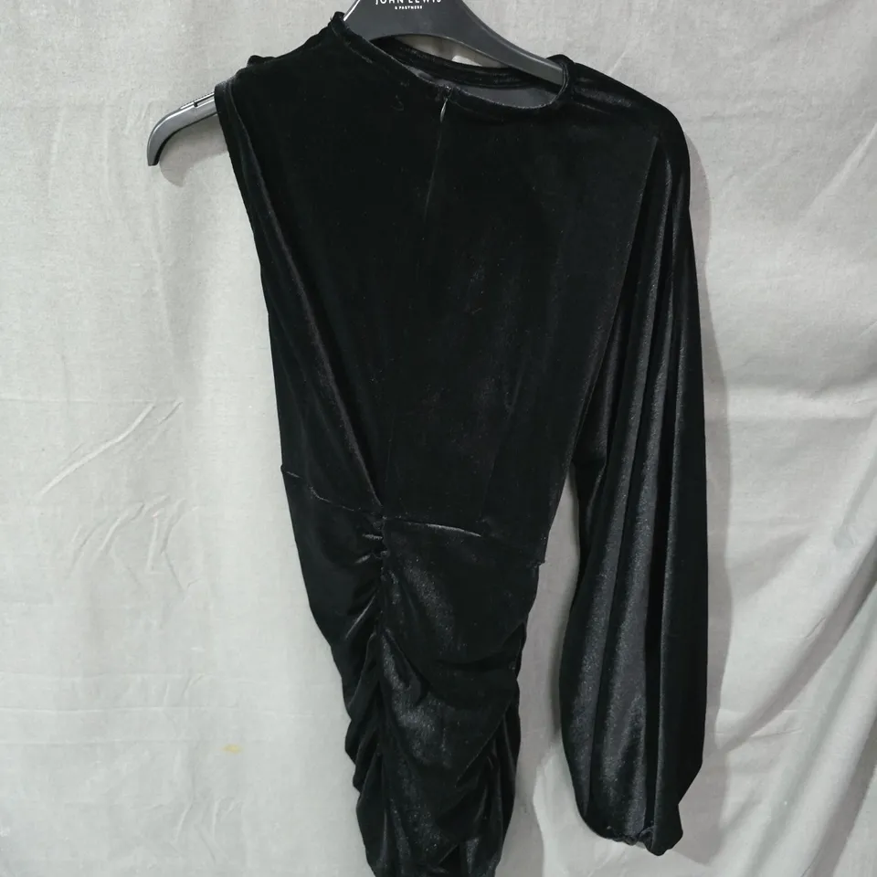 PRETTYLITTLETHING BLACK VELVET DRAPED ONE-SHOULDER DRESS – UK 10 (EU 38 / US 6)