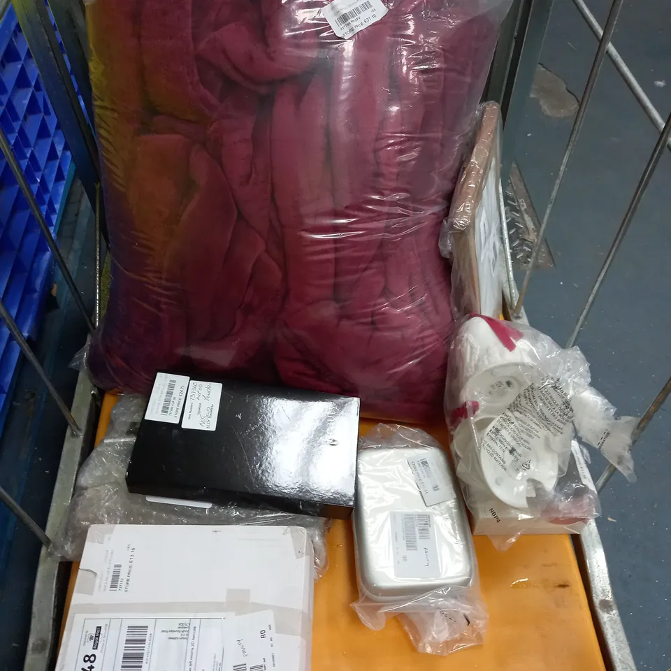 APPROXIMATELY 10 HOUSEHOLD ITEMS TO INCLUDE GARDEN SOLAR FLOWERS, FESTIVE DECORATIONS AND SIMPLY BEAUTY HAIR EPILATOR