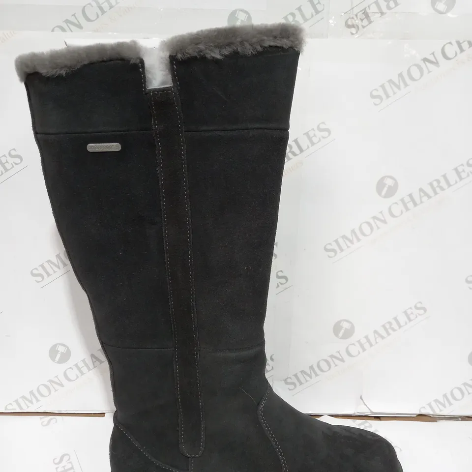 EMU ALL WEATHER WATERPROOF COLL SUEDE SHEEPSKIN MOONTA HIGH BOOT - SIZE 7
