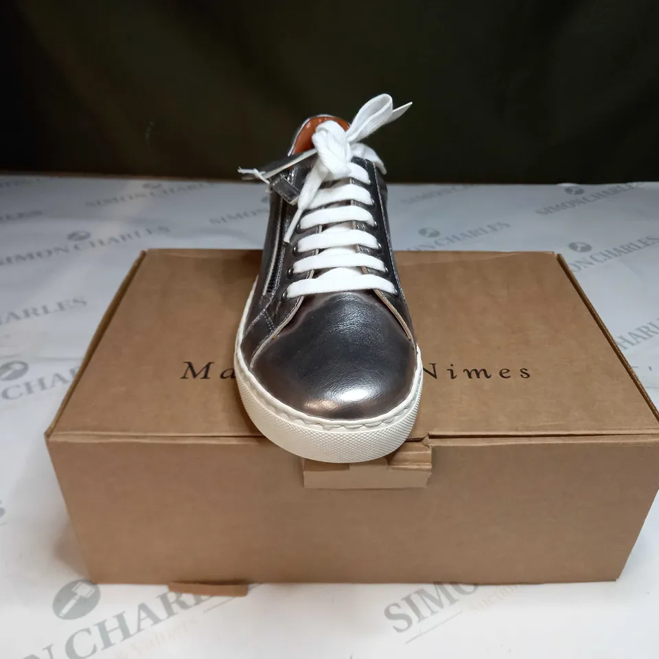 BOXED PAIR OF MAISON DE NIMES LEATHER ZIP SIDE TRAINERS IN PEWTER - SIZE 6