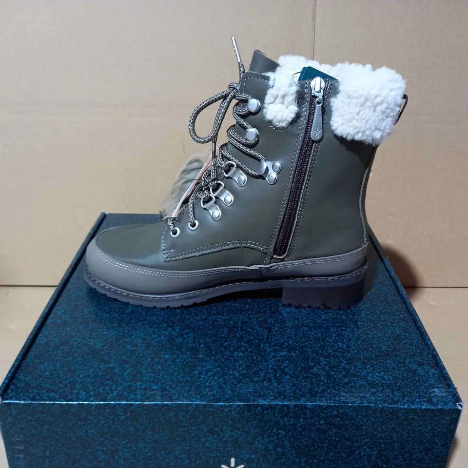 BOXED PAUR OF EMU OKAB FAUX LEATHER BOOTS IN DARK OLIVE UK SIZE 5