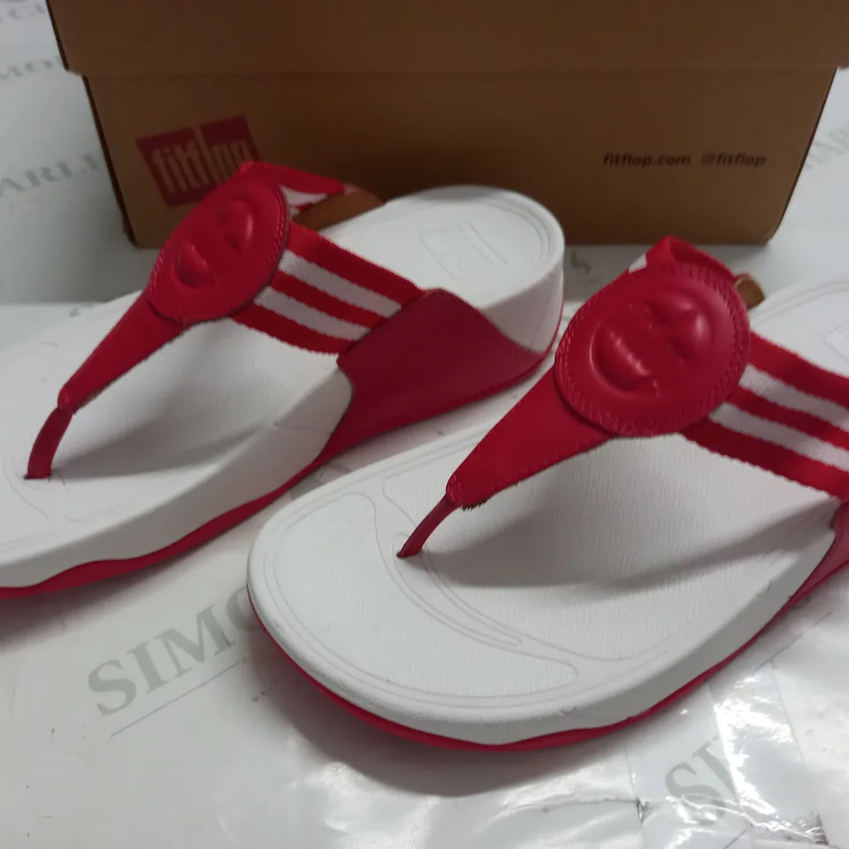 BOXED FIT FLOP WALKSTAR TOE-POST SANDALS IN RED - UK 5