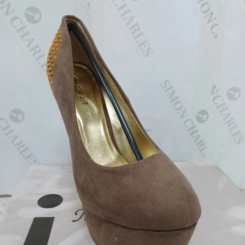 BOX OF 10 MILAYA KHAKI HEELS SIZES VARY   