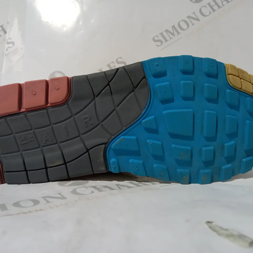 BOXED PAIR OF NIKE TRAINERS IN MULTICOLOUR UK SIZE 8.5