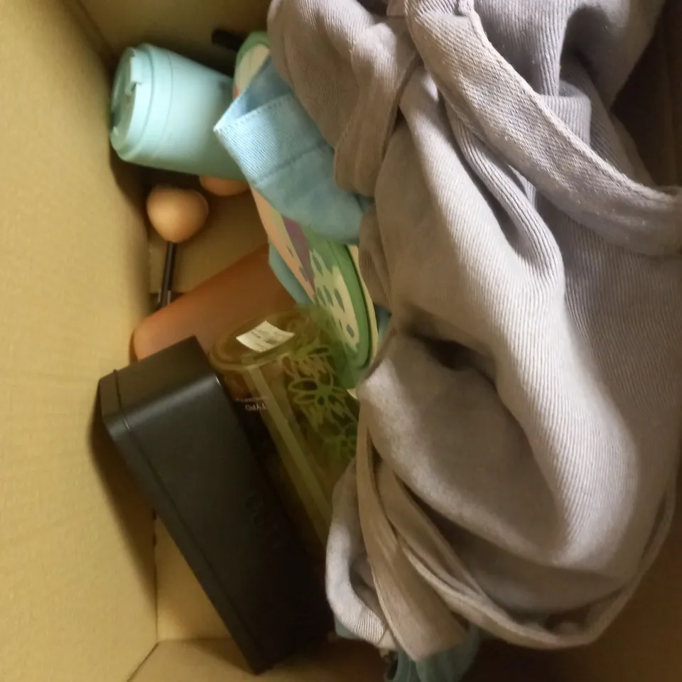 BOX OF APPROXIMATELY 15 ASSORTED HOUSEHOLD PRODUCTS TO INCLUDE SMOOTHIE CUP, NOTEPADS, CROSS BODY PHONE CASE ETC 