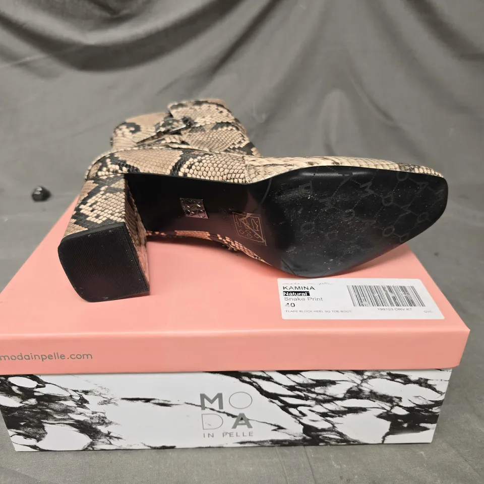 BOXED PAIR OF MODA IN PELLE SNAKESKIN EFFECT BOOTS - 7
