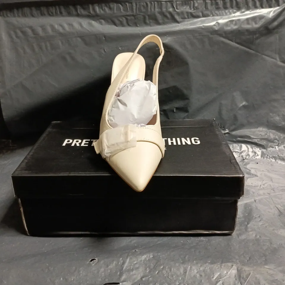 BOXED PAIR OF PRETTY LITTLE THING POINTED TOE STILETTO HEELS SLINGBACK COURT HEELS IN CREAM SIZE UK 4