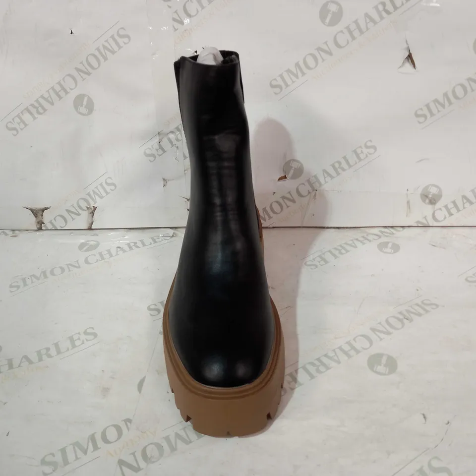 BOXED PAIR OF NEW LOOK BOOTS IN BLACK UK SIZE 5