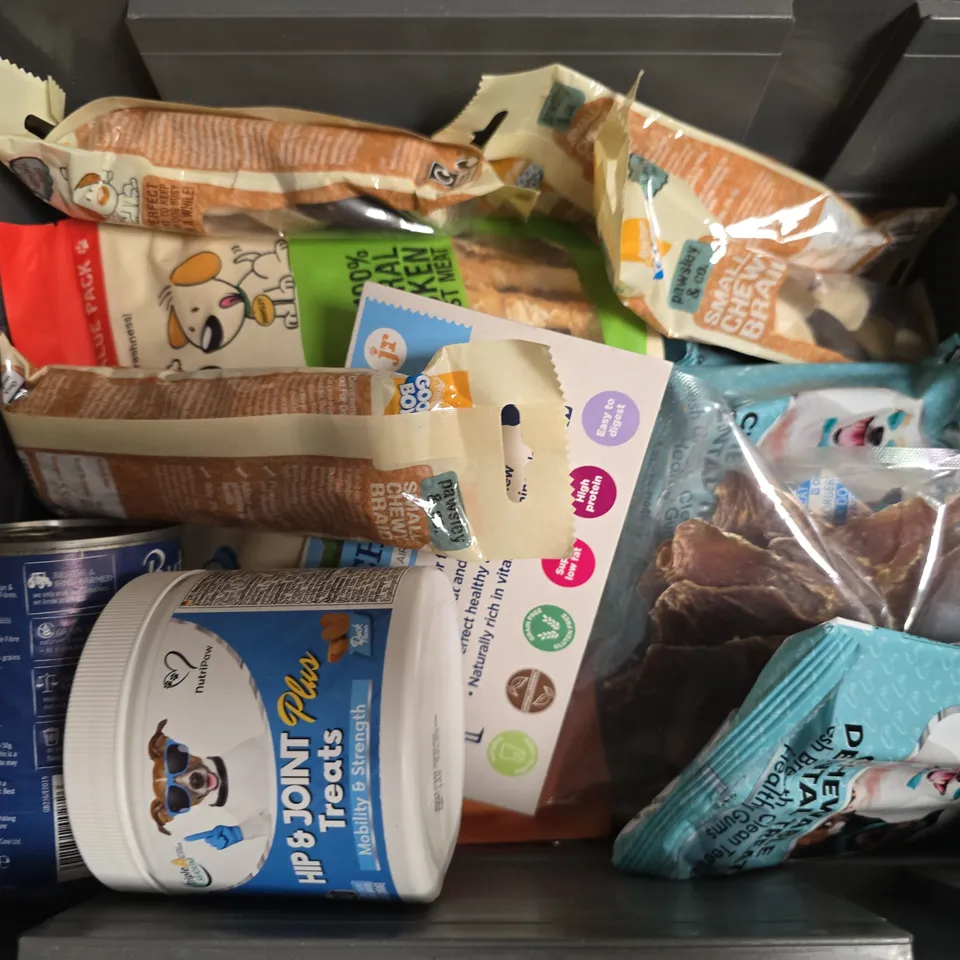 APPROXIMATELY 12 ASSORTED DOG FOOD & SUPPLIES TO INCLUDE OSTRICH CRISPS, BIOTIC TREATS, CHEW BRAID, ETC