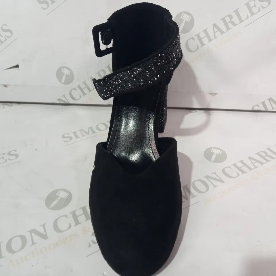 PAIR OF DESIGNER CLOSED TOE BLOCK HEELS IN BLACK W. COARSE GLITTER EFFECT EU SIZE 39