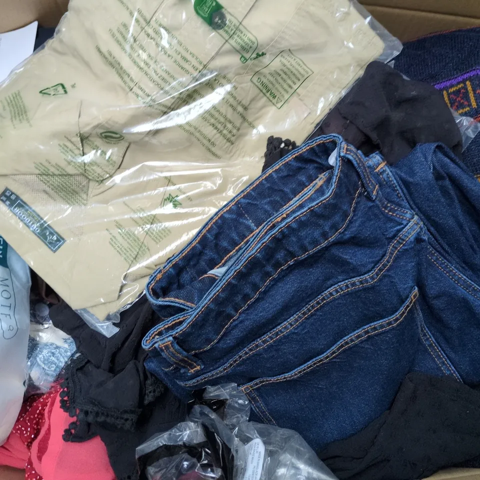 APPROXIMATELY 30 ASSORTED CLOTHING ITEMS IN VARIOUS SIZES, STYLES & COLOURS TO INCLUDE BRANDS SUCH AS SHEIN, M&S, ZANZEA, ETC - COLLECTION ONLY
