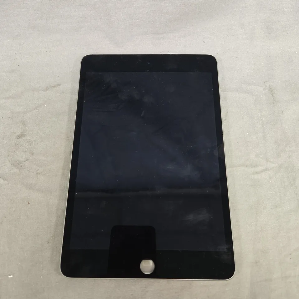 APPLE IPAD A1538 TABLET IN SILVER