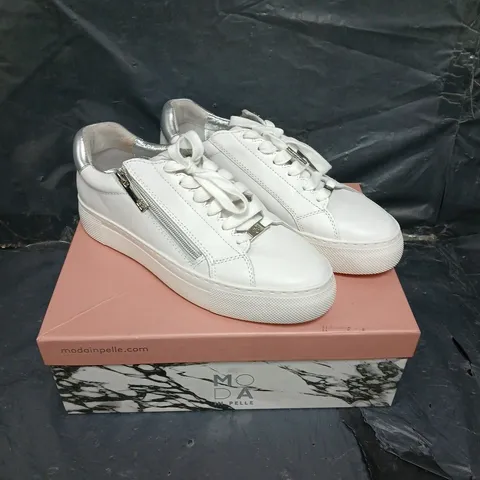BOXED PAIR OF MODA IN PELLE BALIZE LEATHER TRAINER WHITE SIZE 6