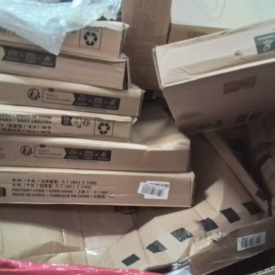 PALLET CONTAINING VARIOUS ASSORTED BOXED HOUSEHOLD ITEMS TO INCLUDE: ELEPHANT ROCKING HORSE, TOILET SEATS, HEART SHAPED WALL MIRROR, SILICONE BATH MAT AND LOTS MORE UNMARKED BOXED ITEMS 