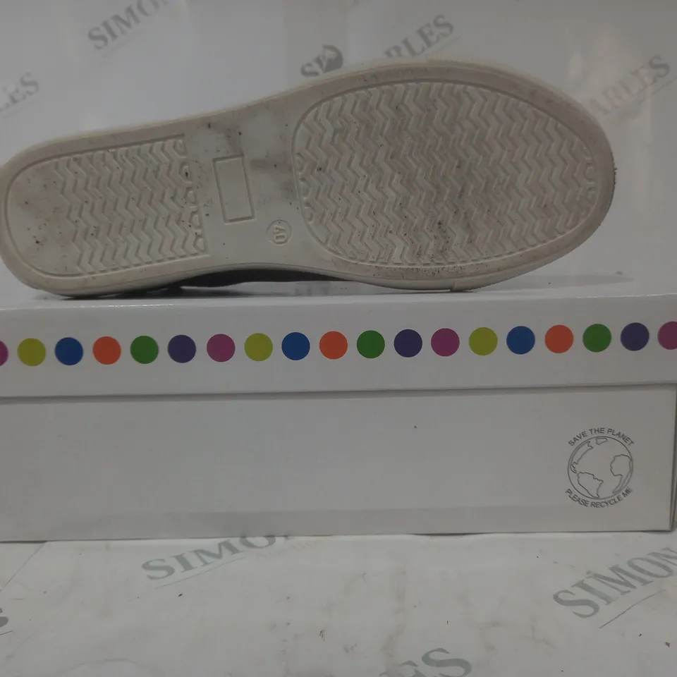 BOXED PAIR OF ADESSO SHOES IN WHITE SIZE 7