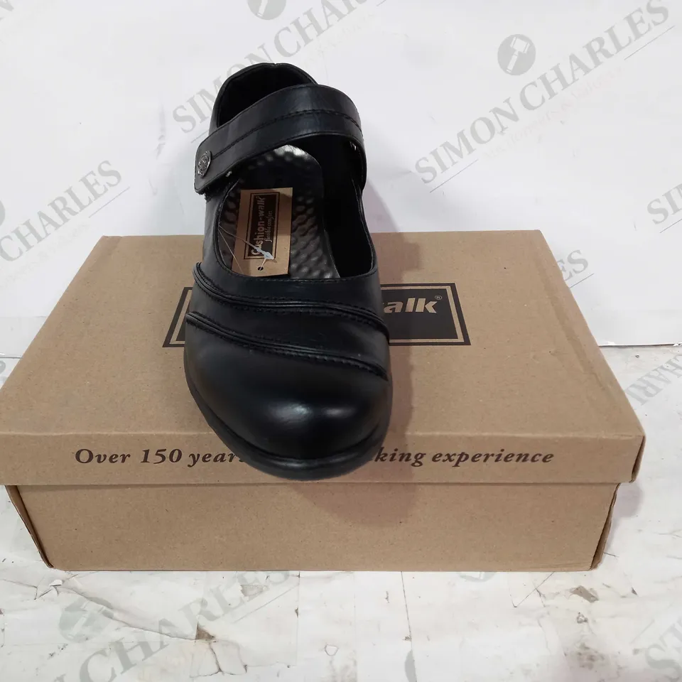 BOXED PAIR OF CUSHION-WALK SHOES IN BLACK UK SIZE 6