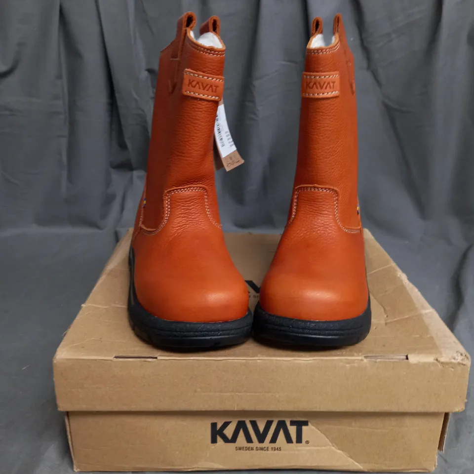 BOXED PAIR OF KAVAT HIGH TOP BOOTS SIZE 28