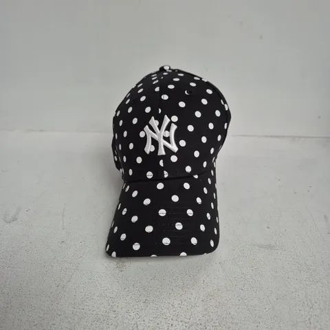 NEW ERA 9FORTY ADJUSTABLE BASEBALL CAP – BLACK WITH WHITE POLKA DOTS, NY LOGO