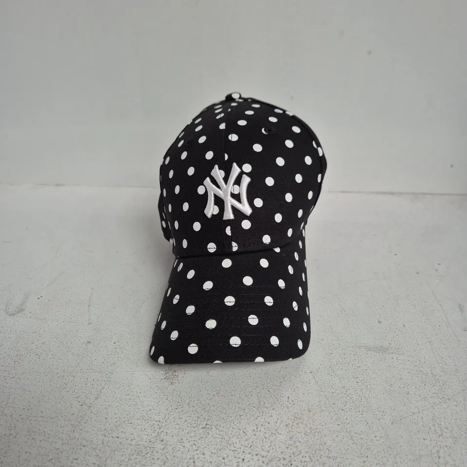 NEW ERA 9FORTY ADJUSTABLE BASEBALL CAP – BLACK WITH WHITE POLKA DOTS, NY LOGO