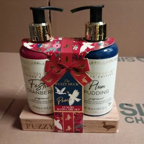 THE FUZZY DUCK LUXURY HAND CARE SET – CRANBERRY & PLUM PUDDING FRAGRANCED HAND WASH, TWO 500ML PUMPS, WOODEN DISPLAY BASE