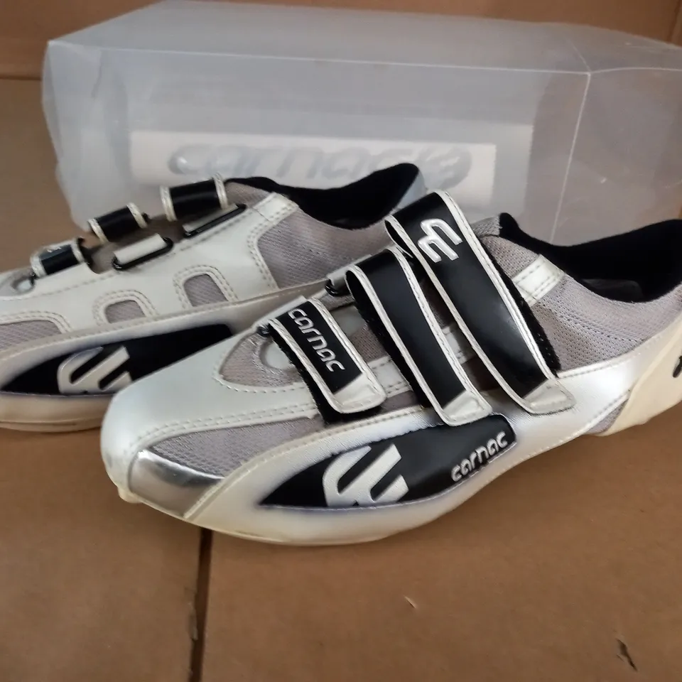 PAIR OF CARNAC EOS CYCLING SHOES IN WHITE SILVER BLACK - FR 40 US 7