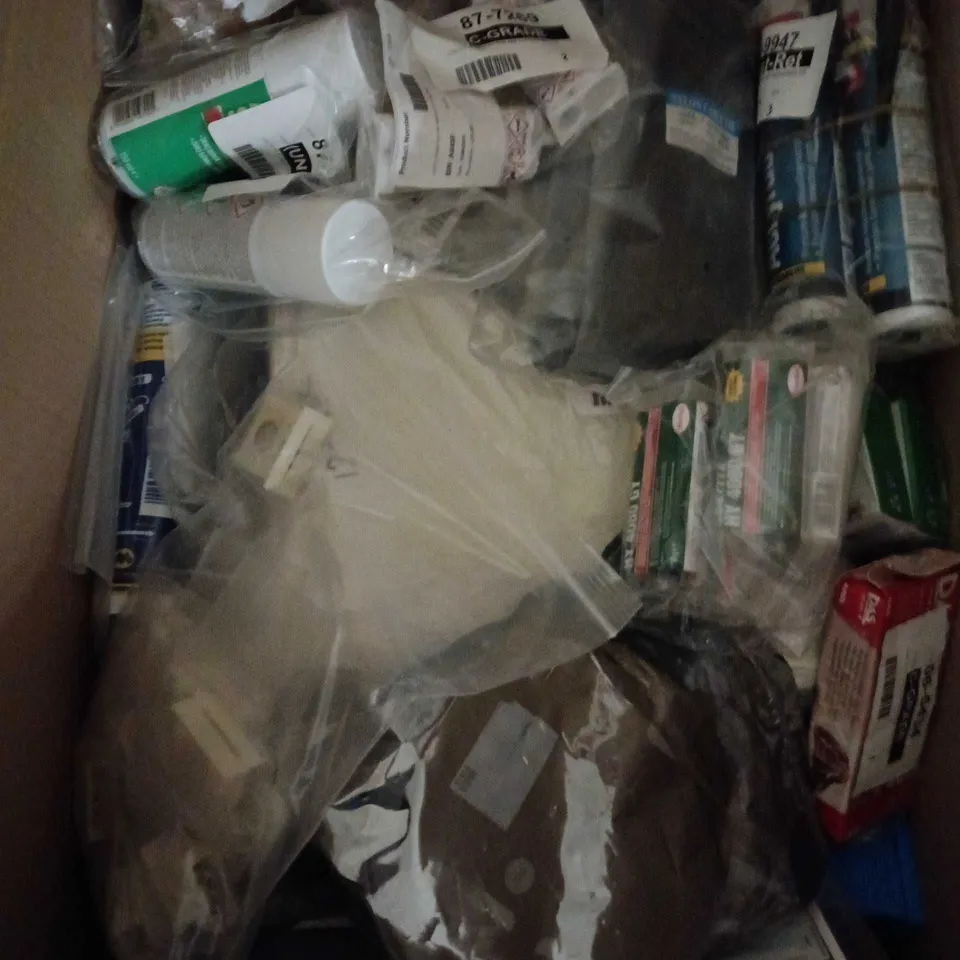 APPROXIMATELY 20 ASSORTED TOOLS & HOUSEHOLD EQUIPMENT TO INCLUDE STORAGE TRAY, MODELLING CLAY, SPRAY CLEANER ETC 