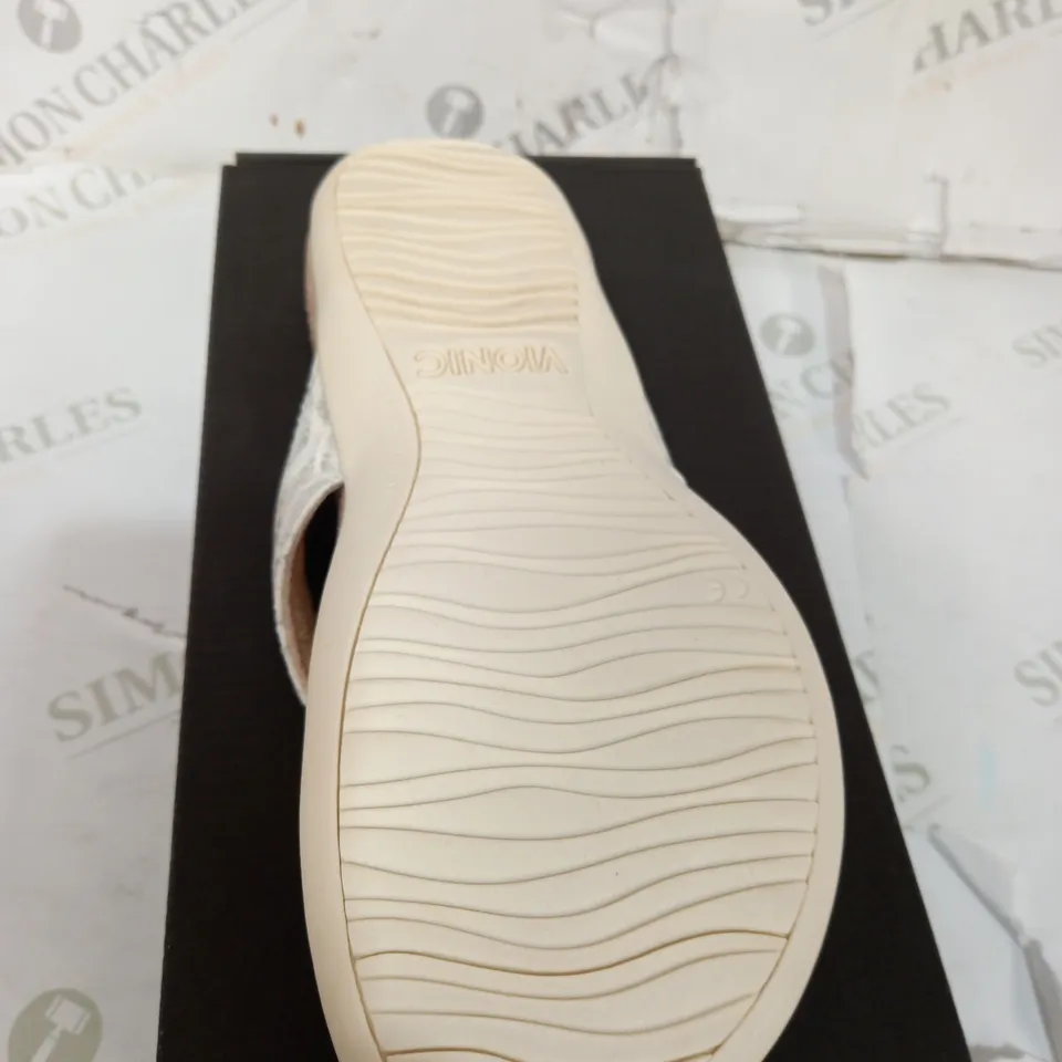 BOXED PAIR OF LUCIA SANDALS IN WHITE SIZE 6