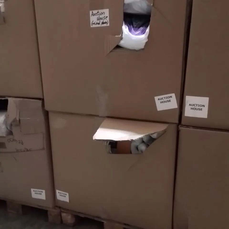 PALLET CONTAINING A LARGE QUANTITY OF BEDDING PRODUCTS TO INCLUDE:DUVETS,PILLOWS,ETC