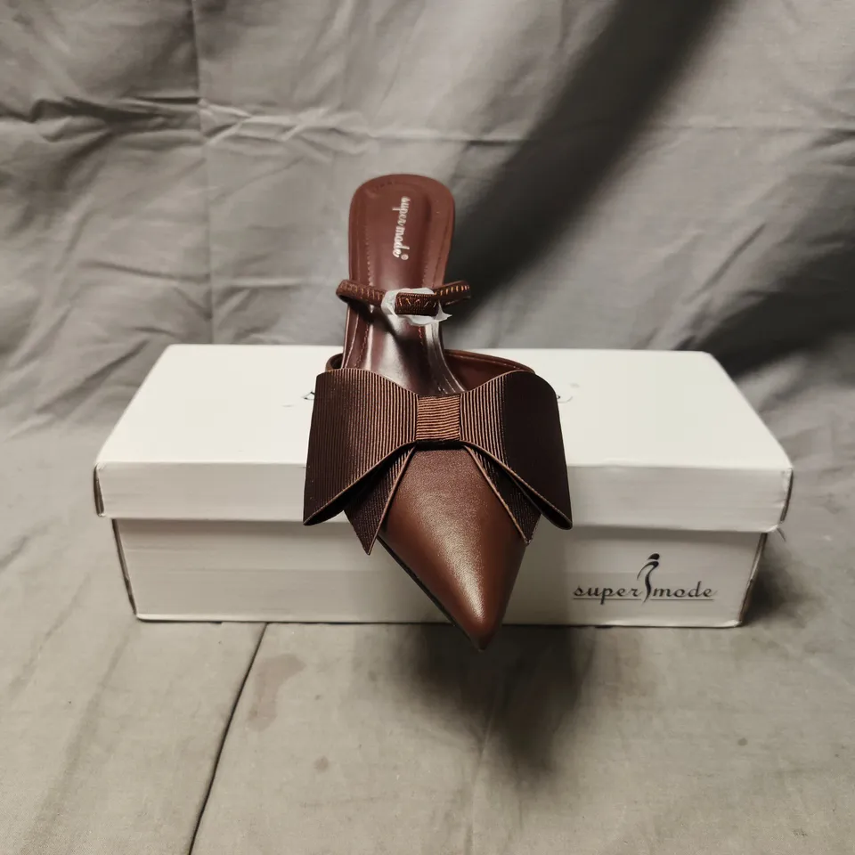 BOXED PAIR OF SUPER MODE POINTED TOE HEELED SHOES WITH BOW DETAIL IN CHOCOLATE SIZE EU 39