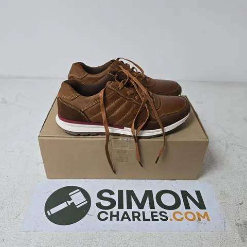 BOXED PAIR OF THOMAS BLUNT LEATHER TAN TRAIMERS - SIZE 8