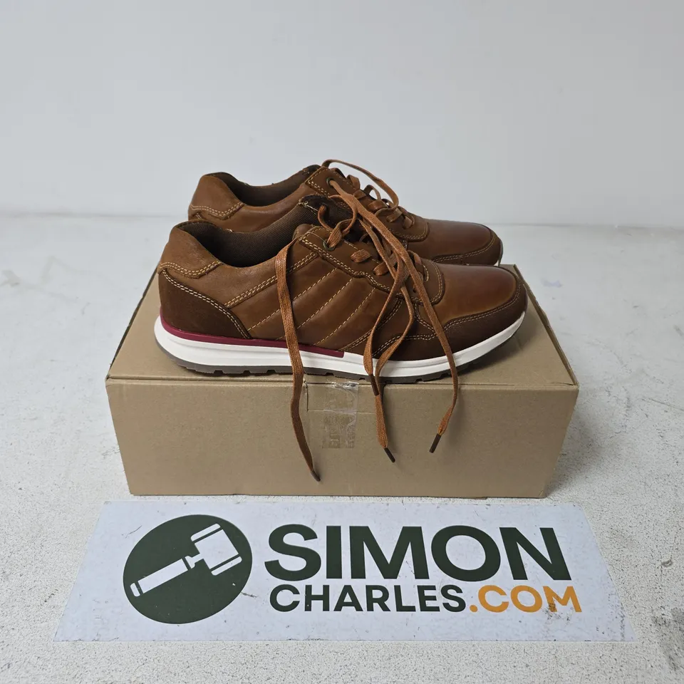 BOXED PAIR OF THOMAS BLUNT LEATHER TAN TRAIMERS - SIZE 8