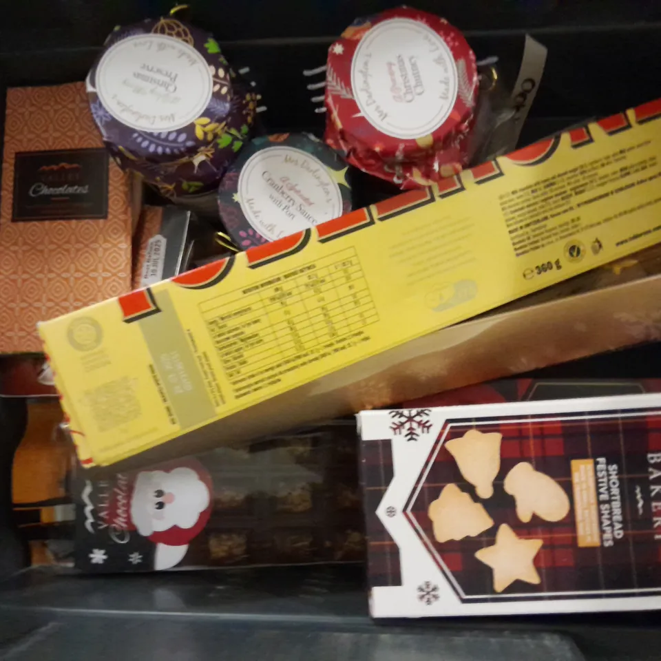 TOTE OF APPROXIMATELY 9 ASSORTED FOOD ITEMS TO INCLUDE - COLES BRAND CHRISTMAS PUDDING , AFTER DINNER CHOCOLATES , MARMALADE ETC