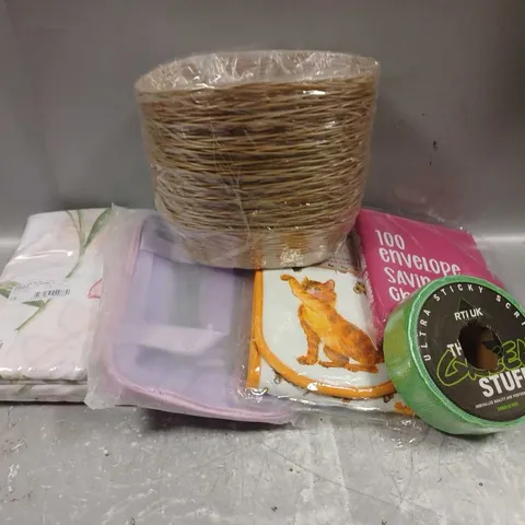 BOX OF APPROXIMATELY 10 ASSORTED HOUSEHOLD ITEMS TO INCLUDE - SEQUIN FABRIC - CAT OVEN GLOVES - PLASTIC WOVEN BASKETS - ETC