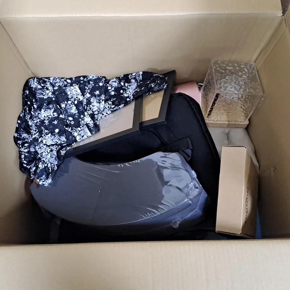 APPROXIMATELY 15 ASSORTED HOUSEHOLD ITEMS TO INCLUDE PICTURE FRAMES, A CUSHION AND A CAR MAT