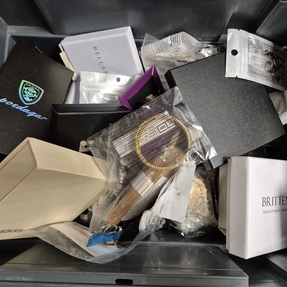 APPROXIMATELY 20 ASSORTED JEWELLERY & ACCESSORY ITEMS TO INCLUDE BRACELETS, SMART WATCH CASES, YELLOW TIGERS EYE, ETC