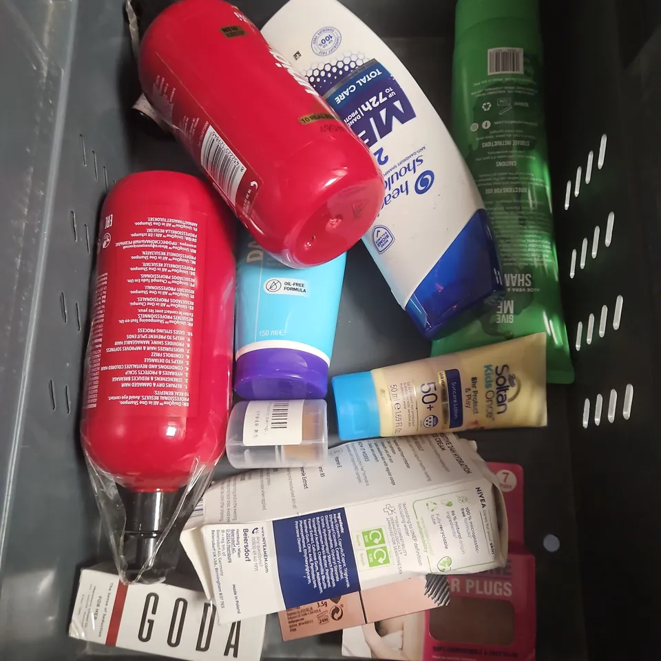 APPROXIMATEY 20 ASSORTED HEALTH AND BEAUTY PRODUCTS TO INCLUDE - NATIVE BODY WASH - DR SQUATCH SOAP - GARNIER MICELLAR CLEANSING WATER - ETC