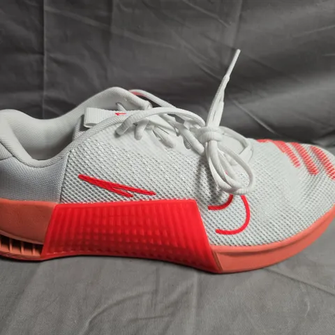 PAIR OF NIKE ATHLETIC RUNNING SHOES – UK SIZE 9
