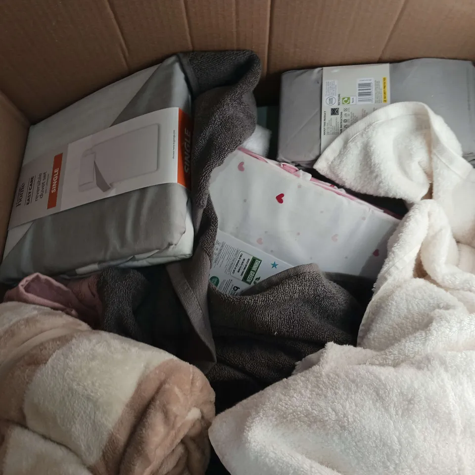 BOX OF APPROXIMATELY 15 ASSORTED BEDDING AND SOFT FURNISHING ITEMS TO INCLUDE - DUVET SET, TOWELS, AND FITTED SHEET ETC