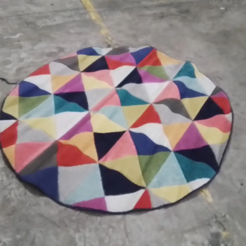 QUALITY DESIGNER AREA RUG - APPROXIMATELY 160X160