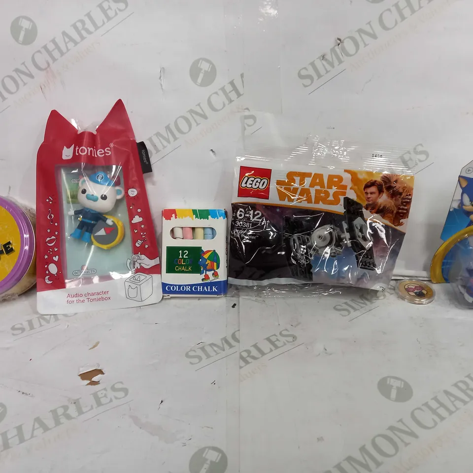 BOX OF APPROX 20 ASSORTED TOYS TO INCLUDE - 12 PACK OF COLOUR CHALK - LEGO STAR WARS 30381 - SONIC THE HEDGEHOG SPEED STAR ECT