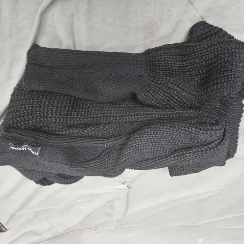 FREYA HARPER LONDON BLACK KNITTED SCARF