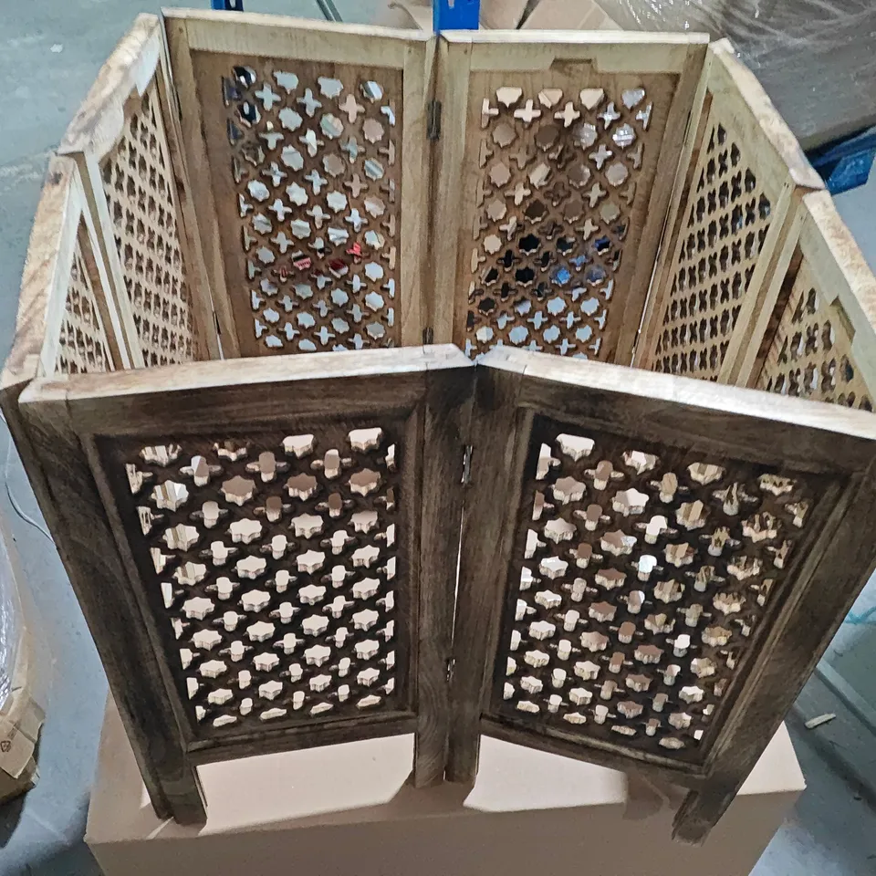 PAIR OF CARVED WOODEN FURNITURE COMPONENTS: CIRCULAR CARVED TOP & HINGED LATTICE PANELS