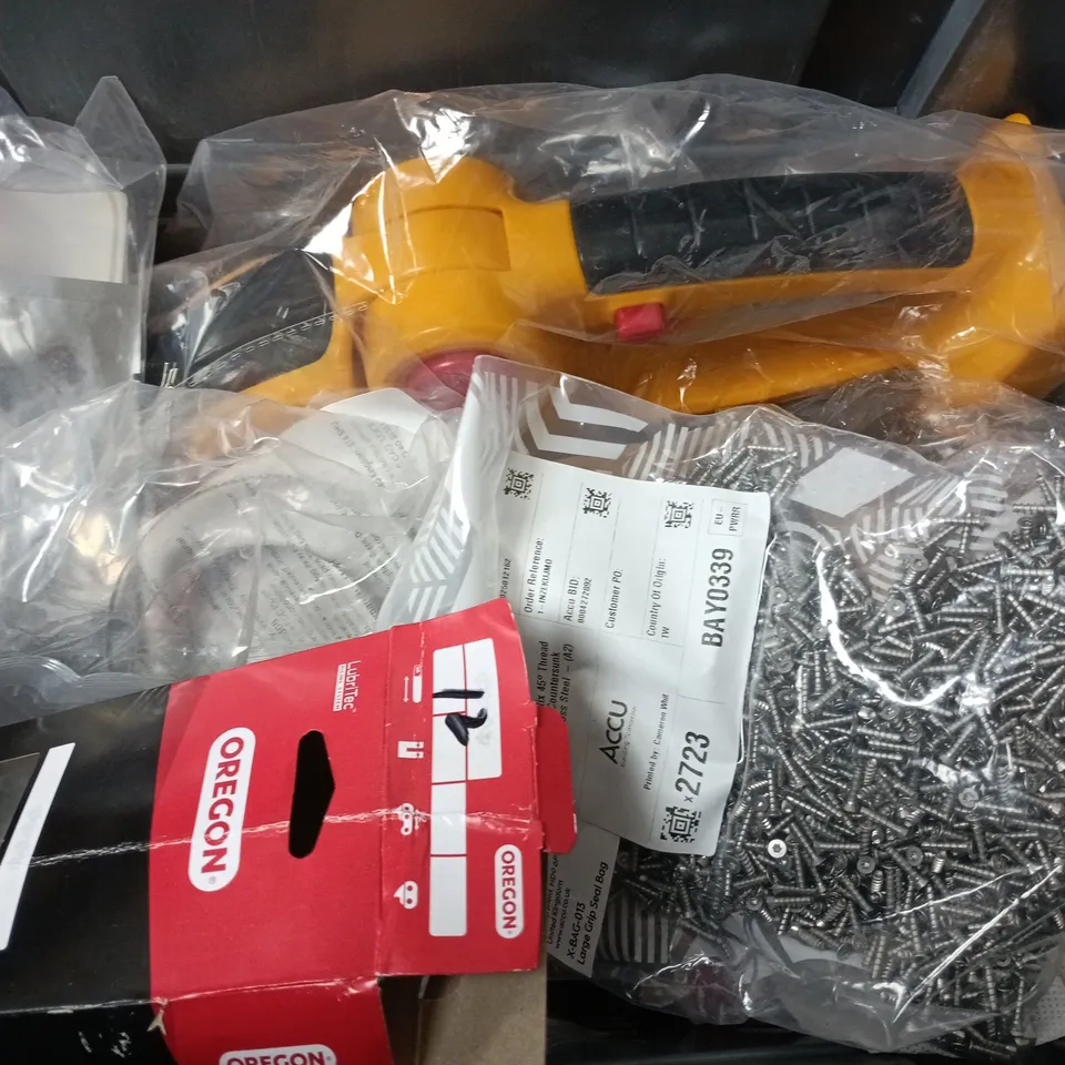 APPROXIMATELY 12 ASSORTED HOUSEHOLD ITEMS TO INCLUDE WAHL SHAVE RAZOR, SCREWS, PLANT CUTTER, ETC - COLLECTION ONLY