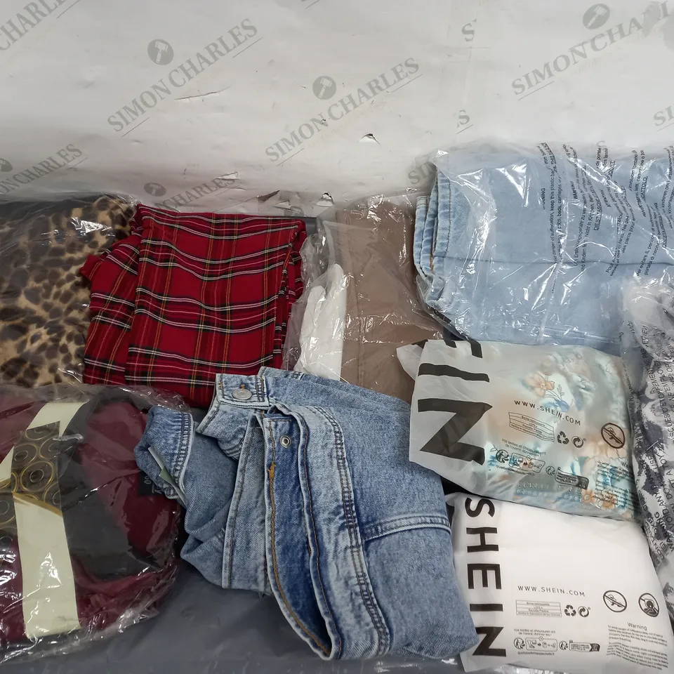 LARGE QAUNTIITY OF ASSORTED CLOTHING ITEMS TO INCLUDE DRESSES, JEANS, SHIRTS, ETC